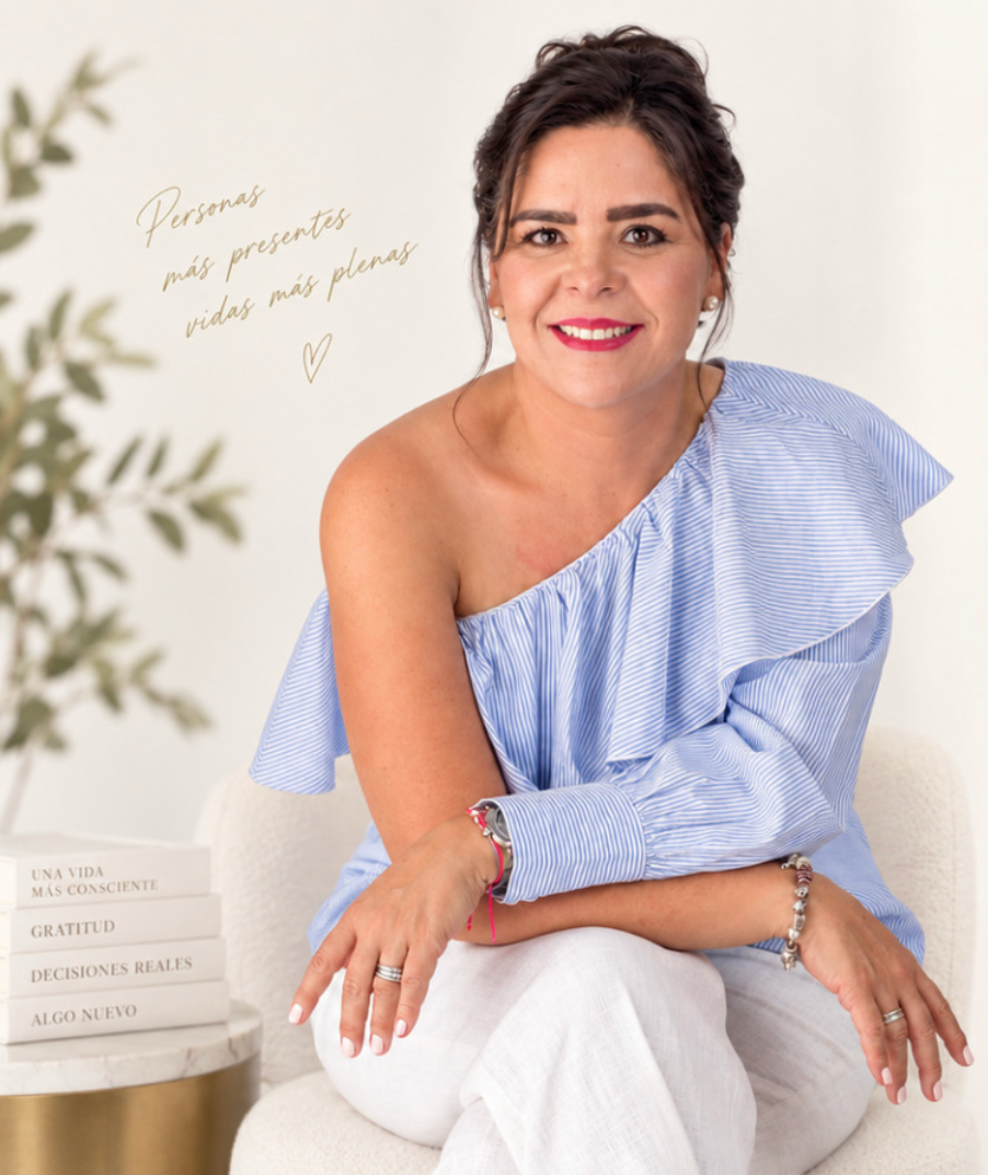 Patricia Esteban sentada, con blusa azul y pantalón blanco
